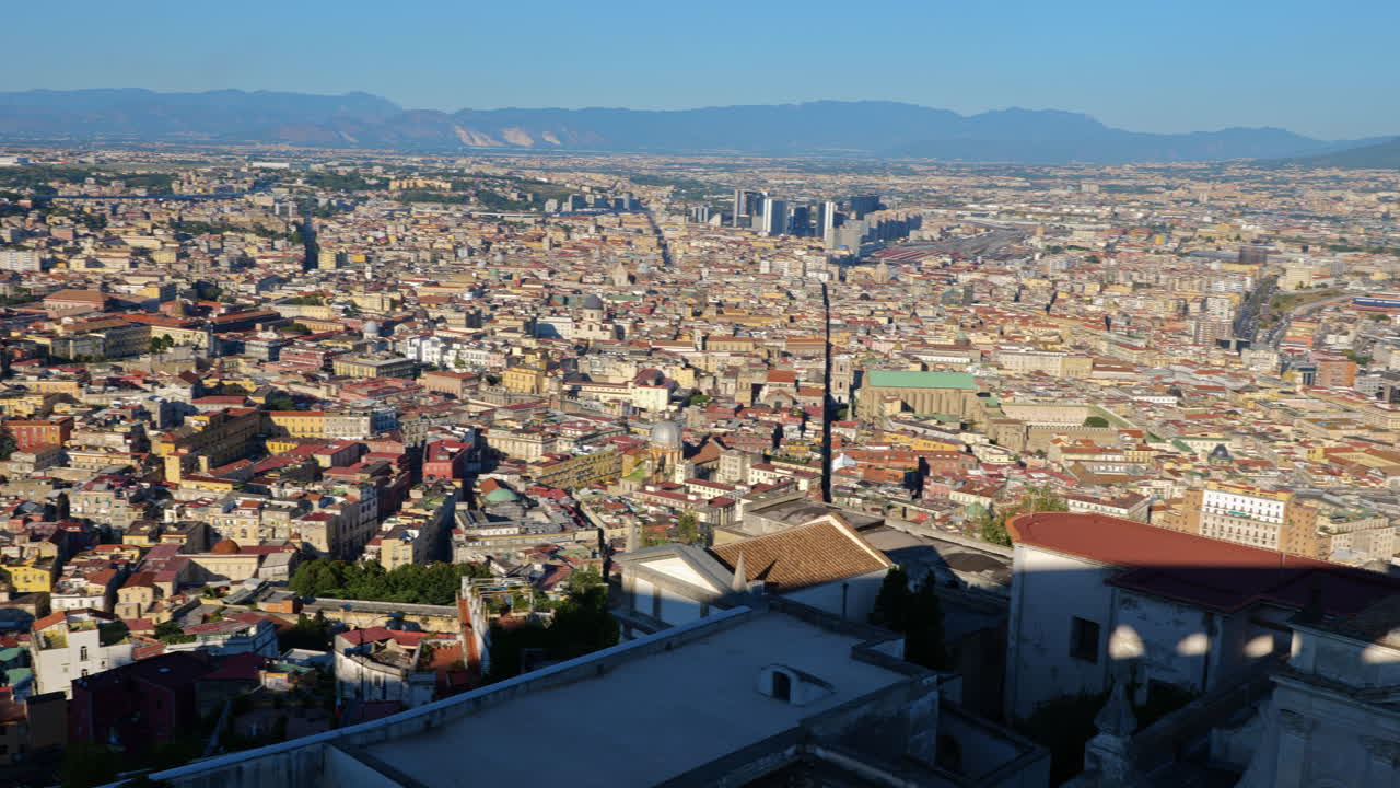 이탈리아 캄파니아의 나폴리 시, 나폴리 만과 항구까지 패닝하는 도시 풍경