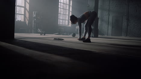 Chica-Preparándose-Para-El-Entrenamiento-Físico-En-El-Gimnasio.-Mujer-Haciendo-Flexiones-Hacia-Adelante