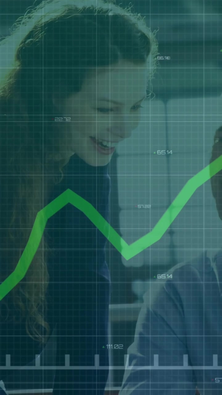 Animazione dell'elaborazione di dati finanziari con diversi colleghi che discutono di lavoro in ufficio
