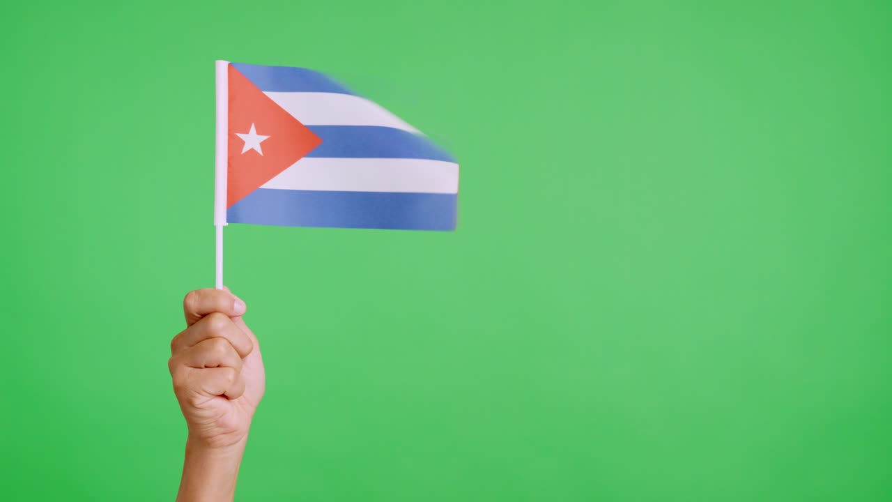 Vento che sventola un gagliardetto cubano tenuto da una mano