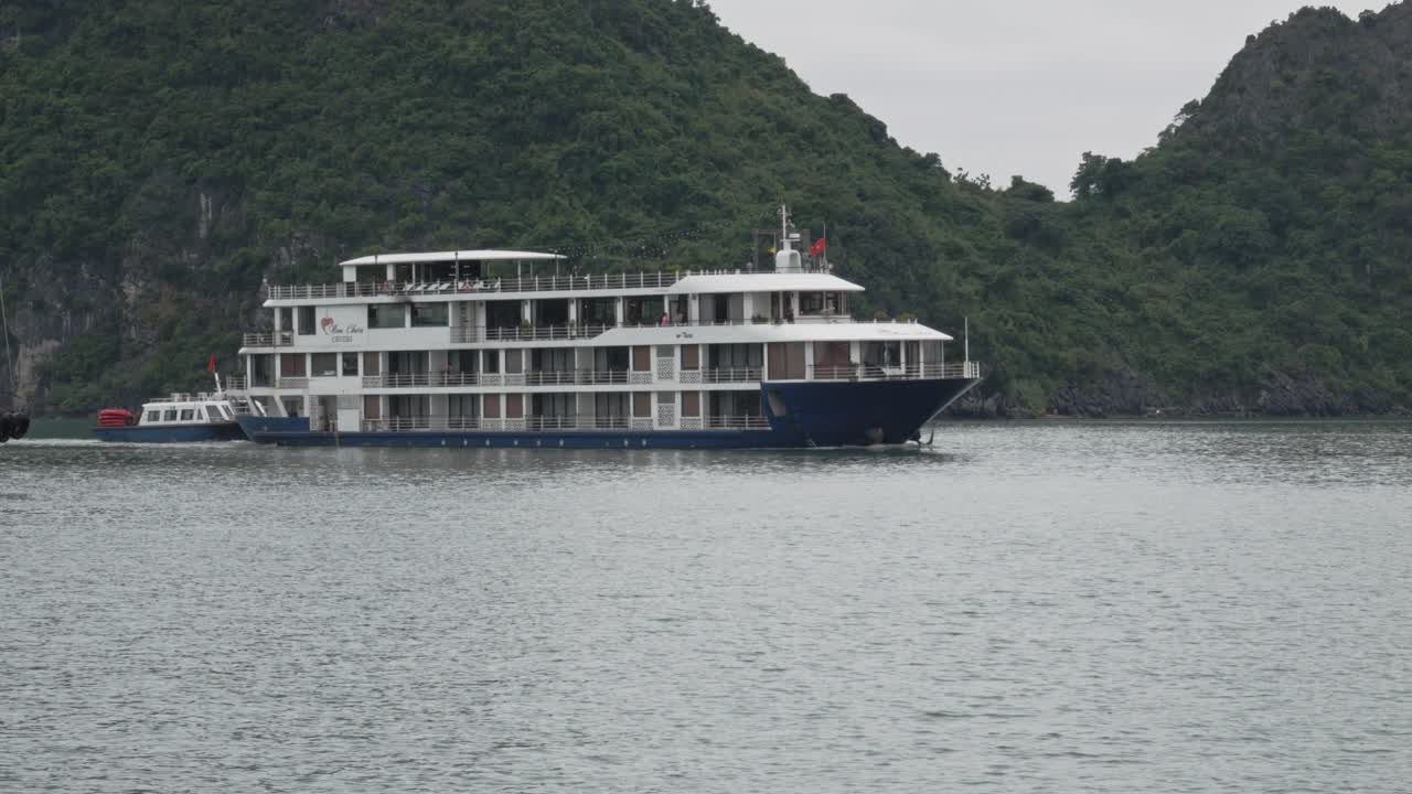 barcos de crucero en la bahía de ha long navegando por las montañas de roca cárstica en vietnam