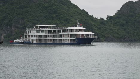 Kreuzfahrtschiffe-Bei-Der-Ha-Long-Bay-Tour,-Segeln-Durch-Karstfelsen-In-Vietnam