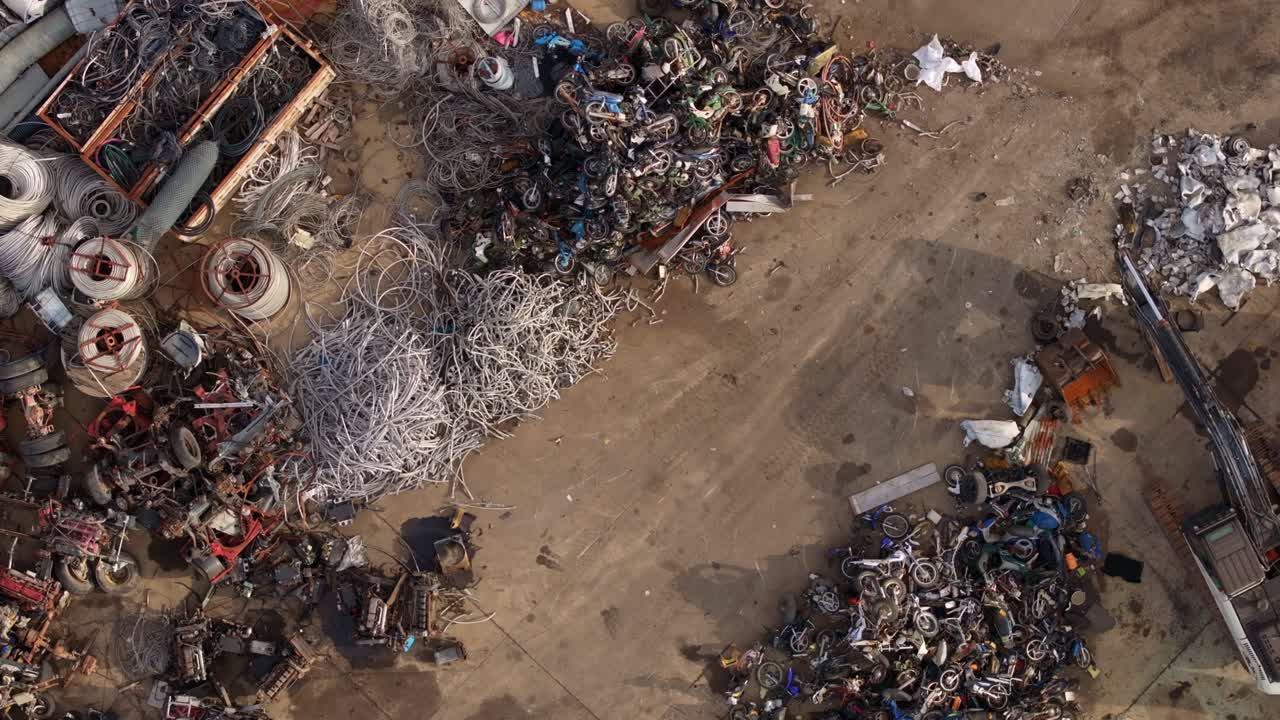 Riprese drone di uno sfasciacarrozze che smaltisce vecchi macchinari e veicoli