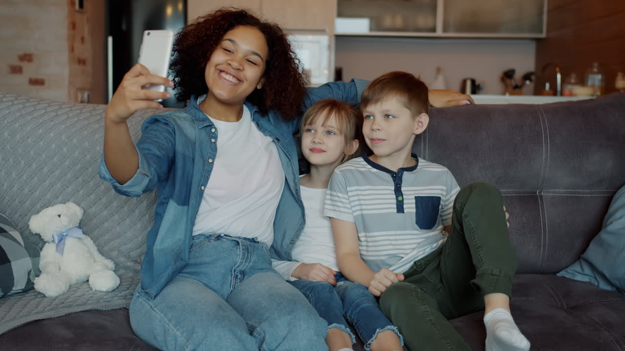 Famiglia felice che si fa un selfie