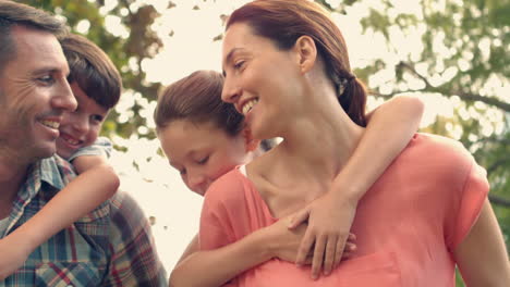 familia feliz en el parque juntos