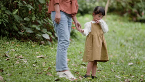 Mujer-Y-Niño-En-El-Parque