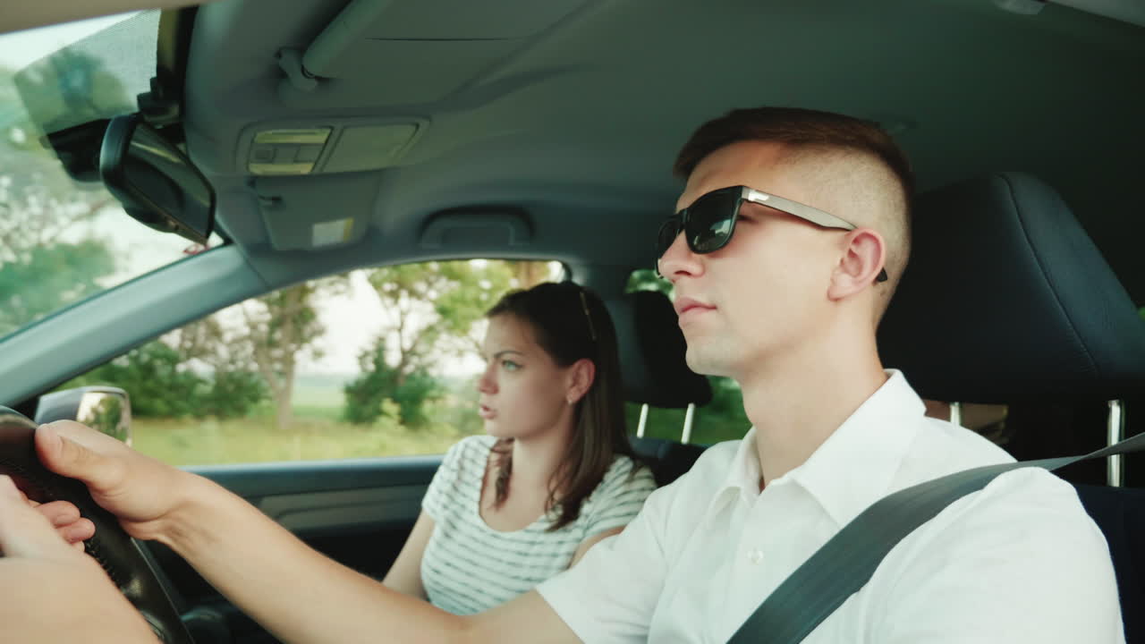 젊은 부부가 차로 여행하고 있다 2