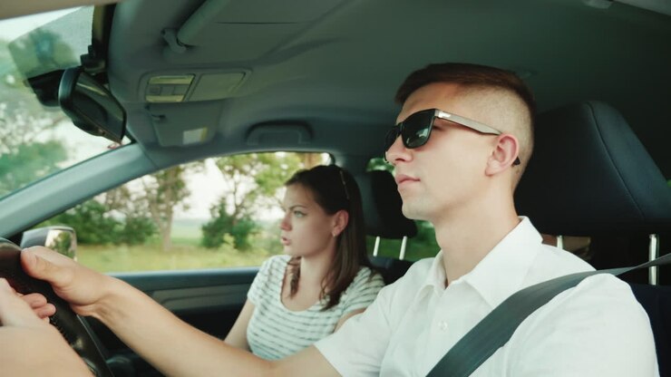 Una giovane coppia viaggia in auto 2.