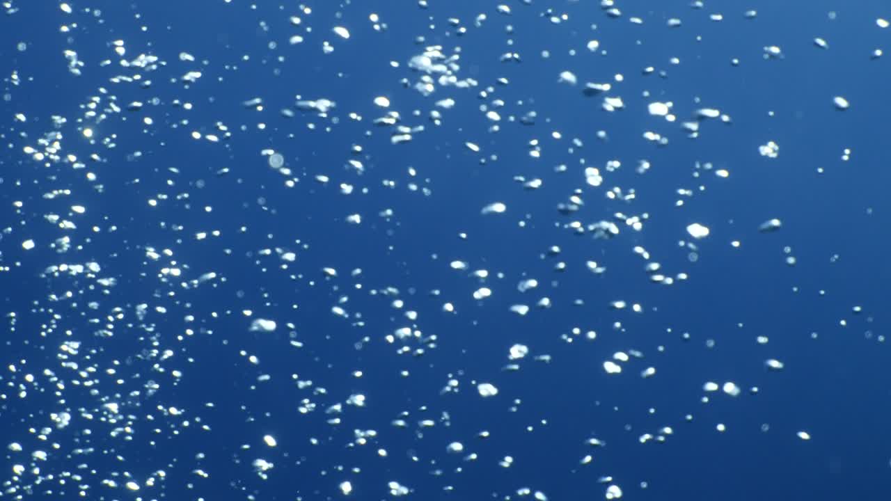 하늘과 표면에 가까운 수중 바다 풍경 태양 광선과 공기 거품 느리게 편안한 바다 배경