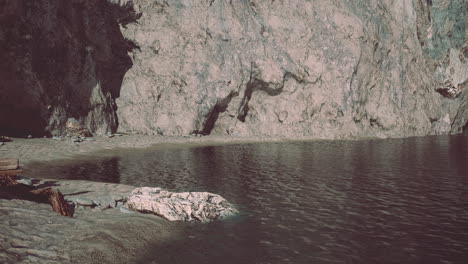 vista de un alto acantilado y el océano negro