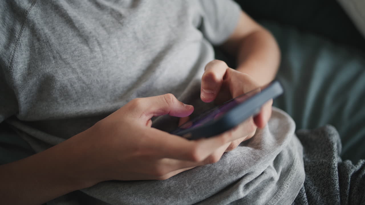adolescente usando un teléfono inteligente