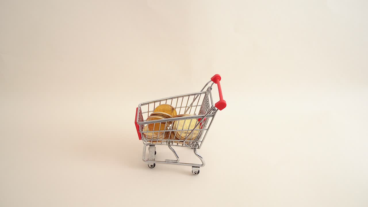 동전으로 가득 찬 쇼핑 카트를 밀고 있는 손