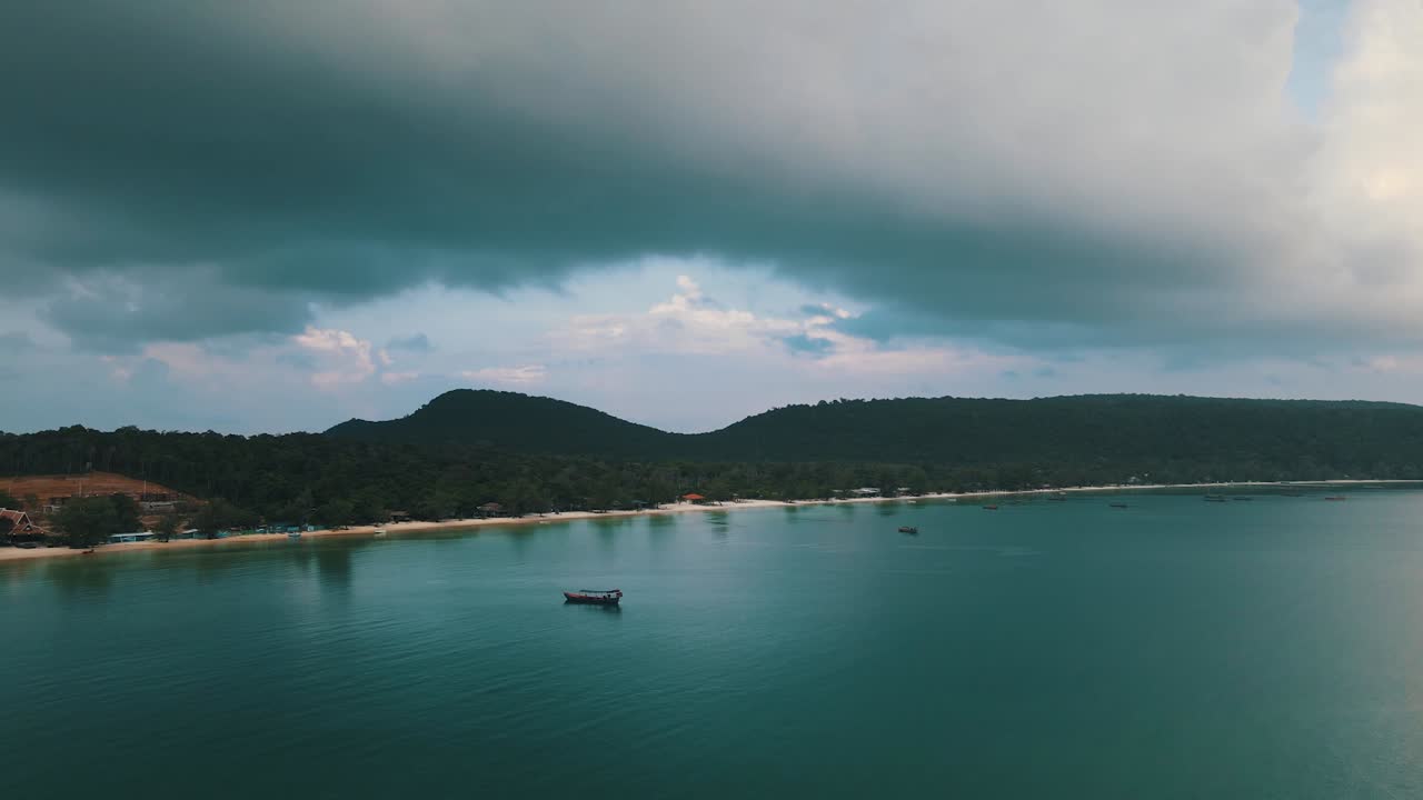 햇빛이 캄보디아를 반사할 때 거대한 구름이 아름다운 백사장이 있는 맑은 코롱 산로엠 베이를 휩쓸고 있습니다.