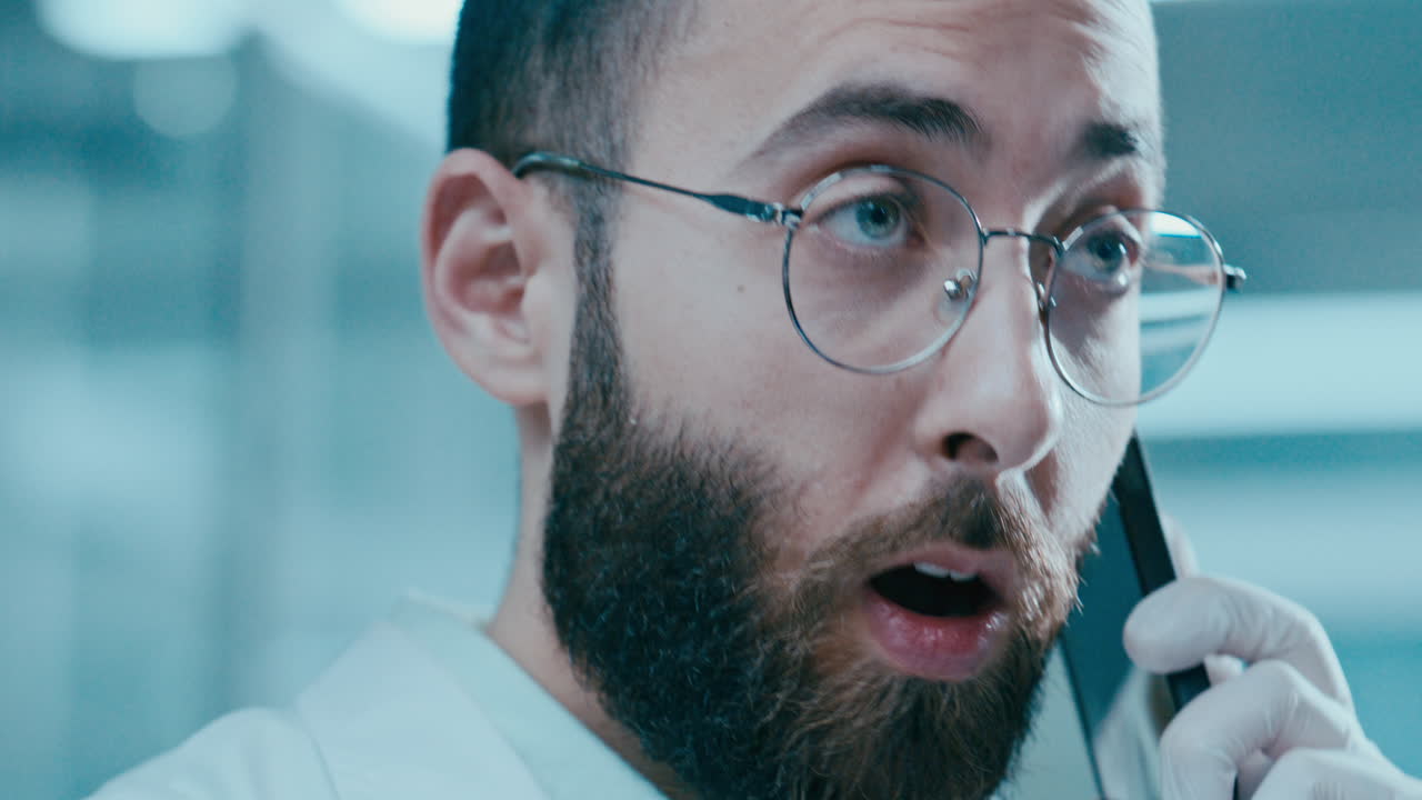 Primo piano di scienziato di laboratorio con guanti che parla al cellulare