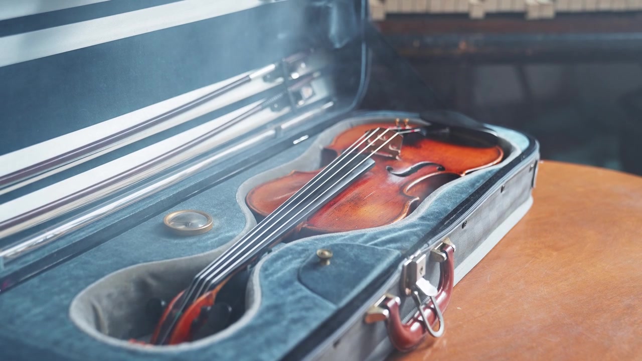 Primo piano di un violino che viene rivelato nella sua custodia di velluto
