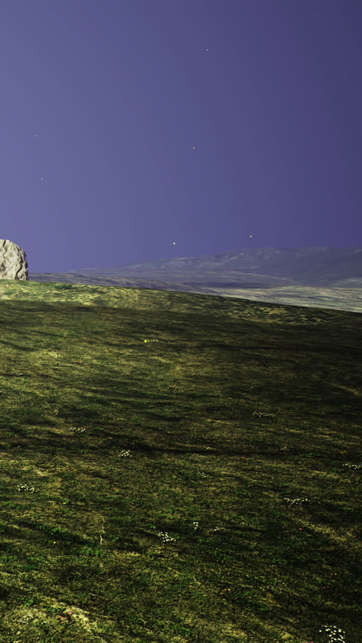 Formazione rocciosa si erge su una collina verde sotto un cielo crepuscolare