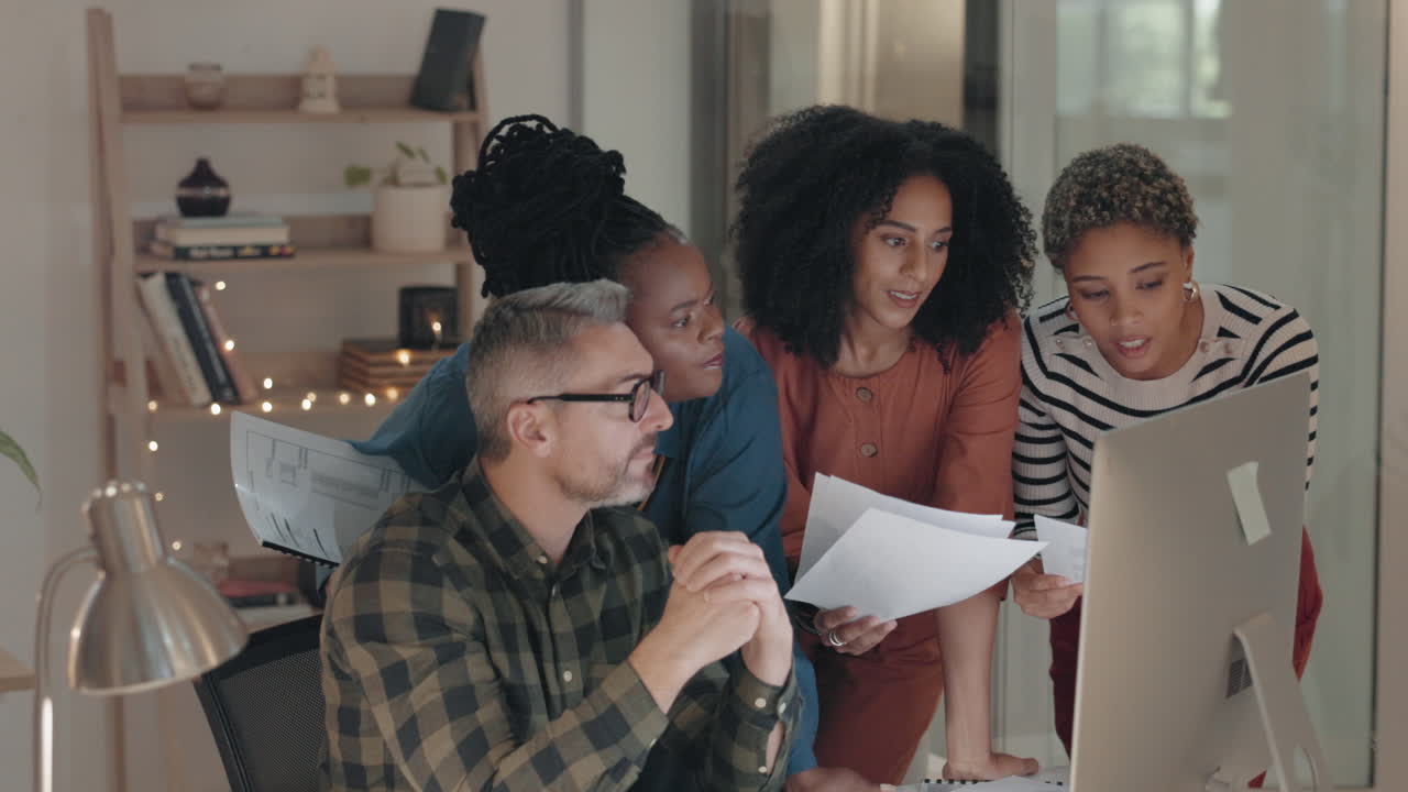 noite, computador e grupo de negócios de pessoas