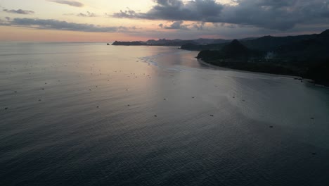 Blick-Auf-Das-Meer-Und-Den-Sonnenuntergang-An-Der-Küste-Von-Lombok,-Indonesien