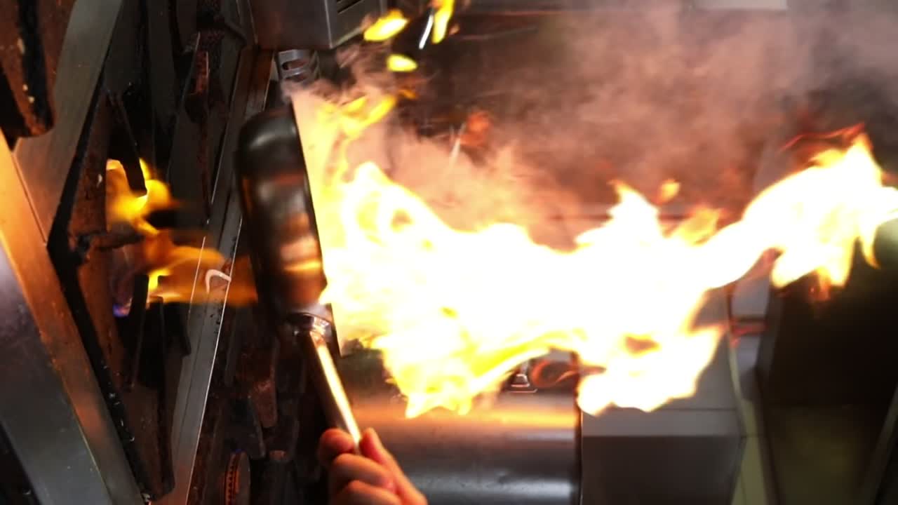 요리사가 그릴에서 음식을 요리합니다. 클로즈업, 입, 수직 비디오