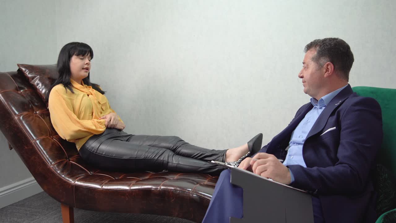 치료사 의사가 환자의 말을 듣고 있습니다.