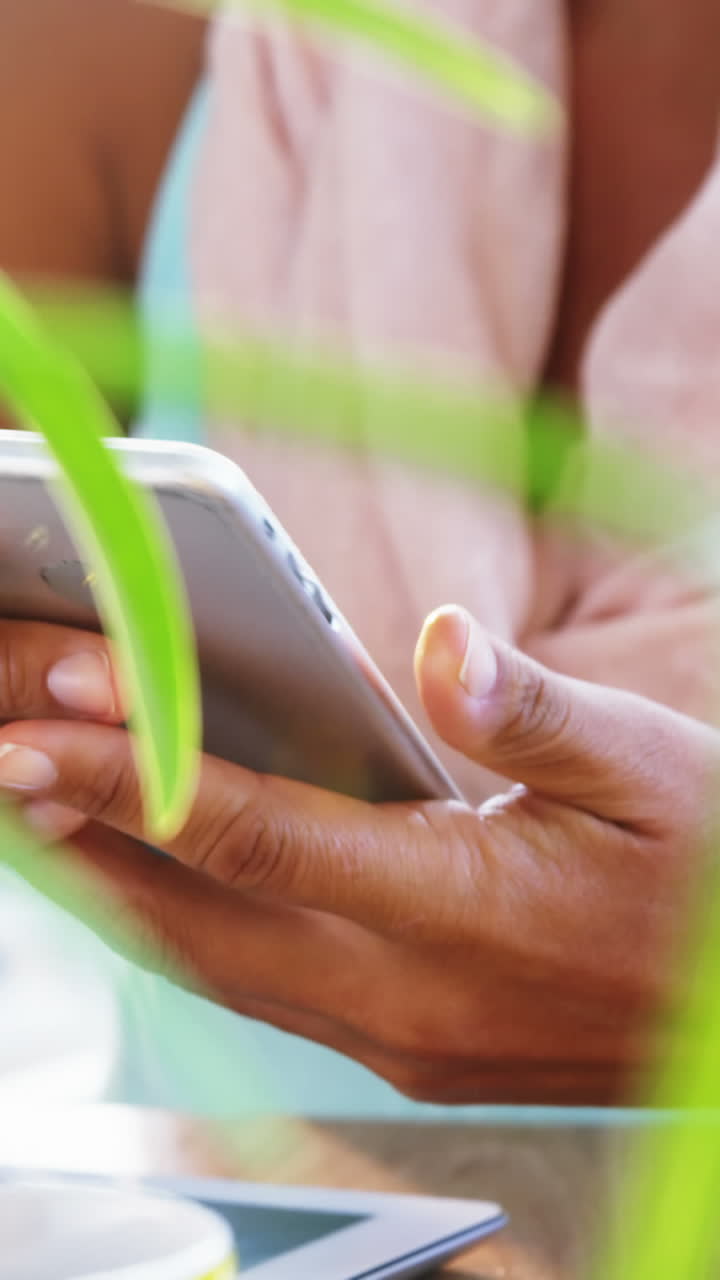 ejecutivo de negocios usando teléfono móvil