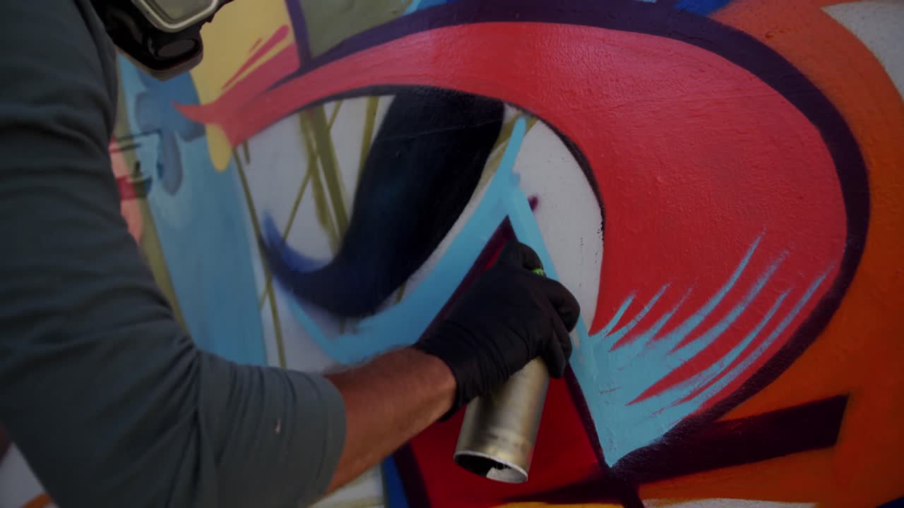 artista de graffiti pintando con spray de aerosol 4k