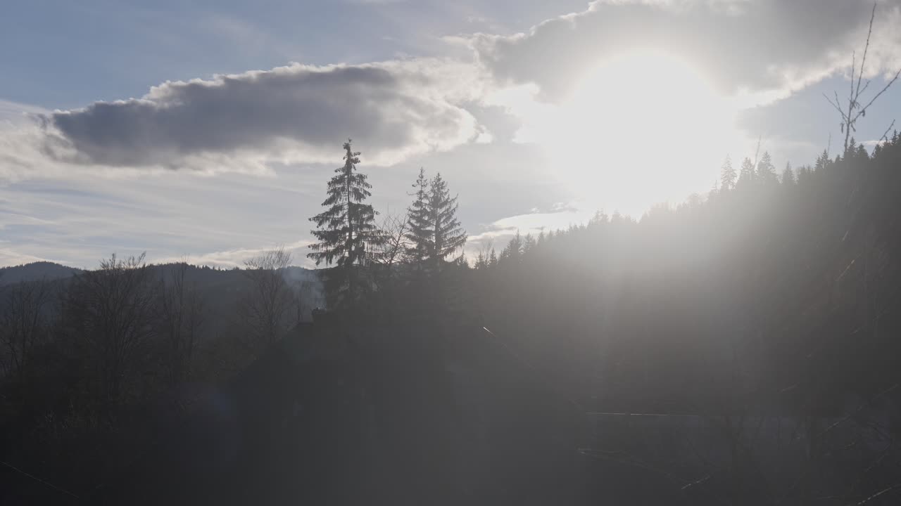 красивый закат, горы с деревьями и клубящийся дым на заднем плане