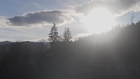 Hermosa-Puesta-De-Sol,-Montañas-Bordeadas-De-árboles-Y-Humo-Ondeando-En-El-Fondo