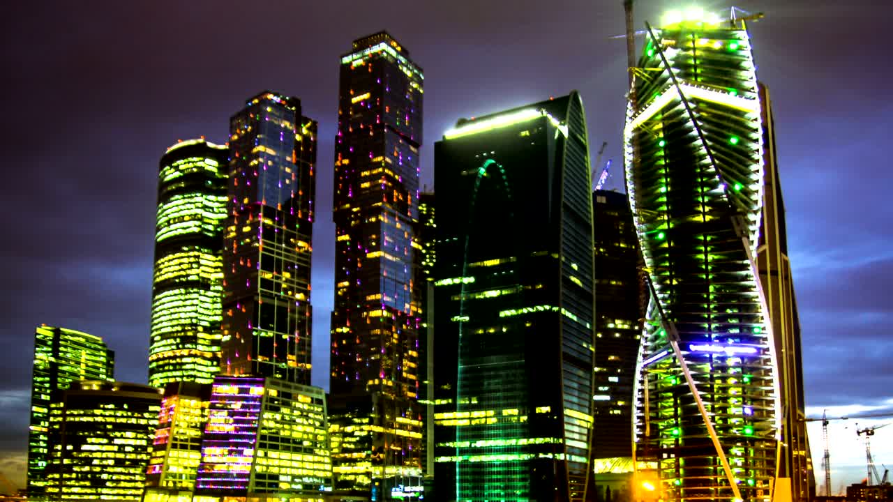 el lapso de tiempo de los edificios modernos en un hermoso fondo de cielo