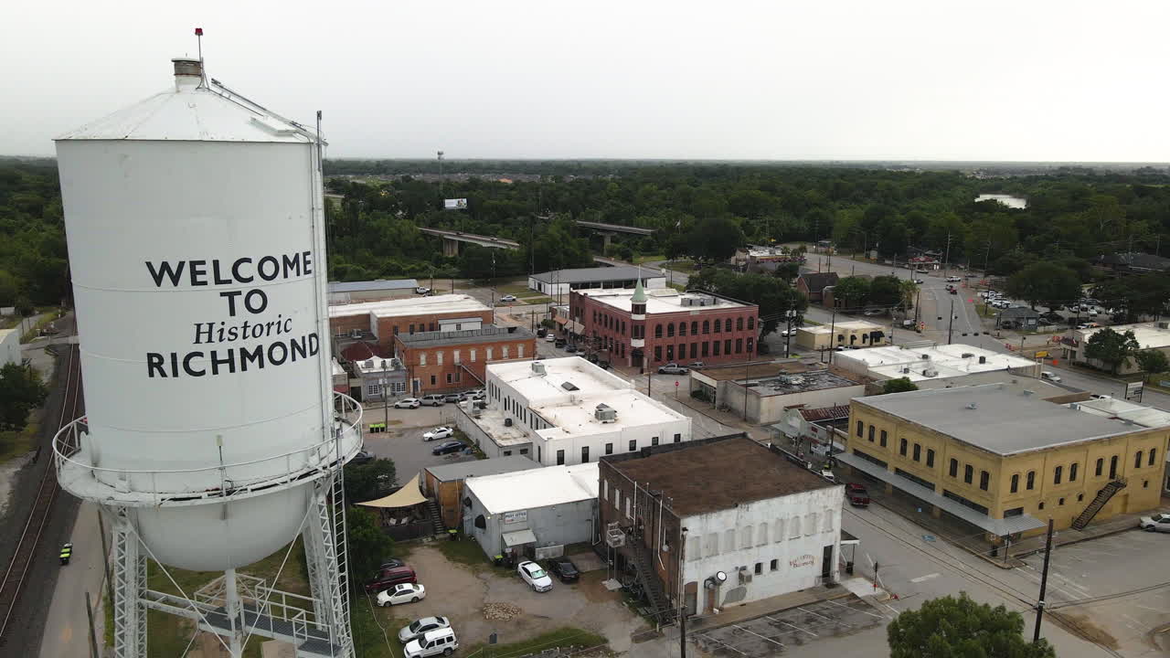 fotografía aérea de richmond, texas, ee.uu., con una torre de agua con el nombre de la ciudad