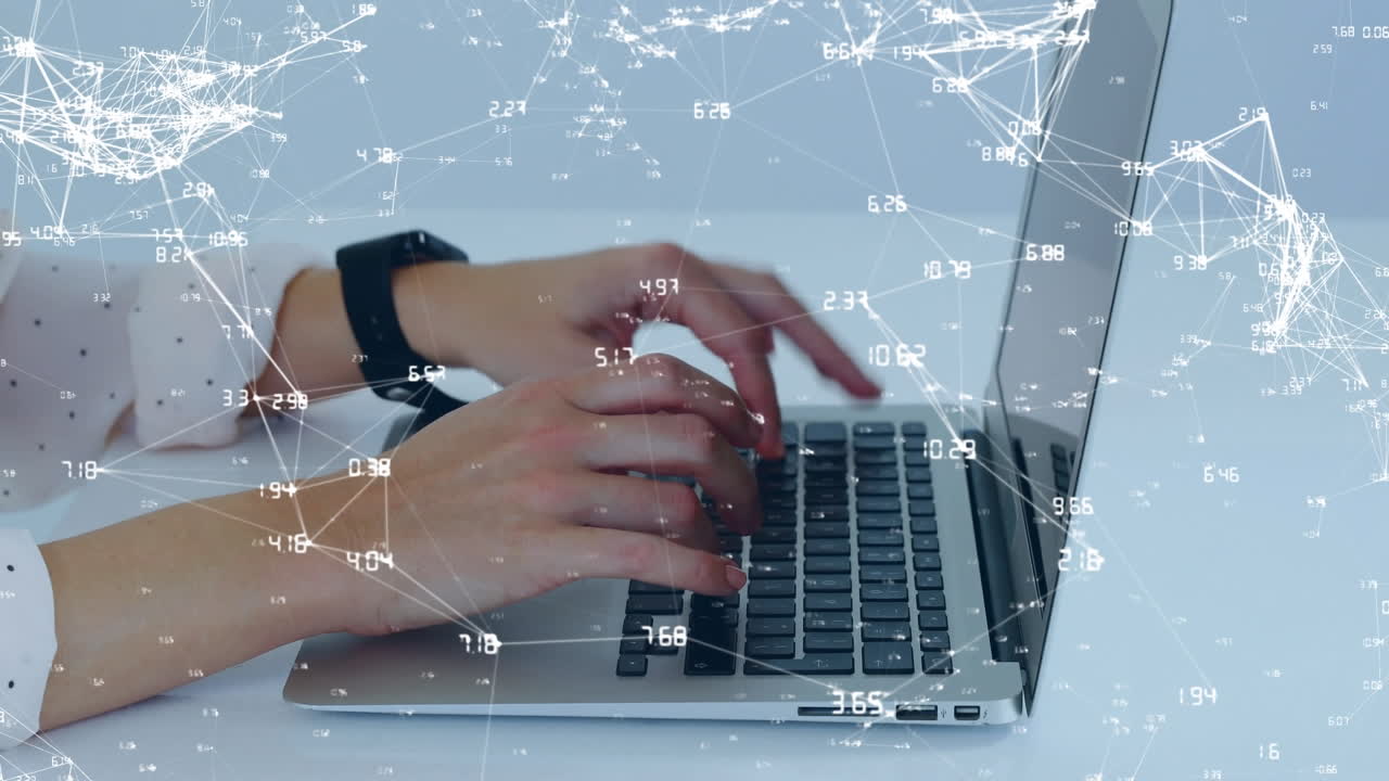 анимация сети соединений над средним разделом женщины, использующей ноутбук в офисе