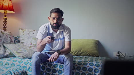hombre relajándose en el sofá viendo la televisión