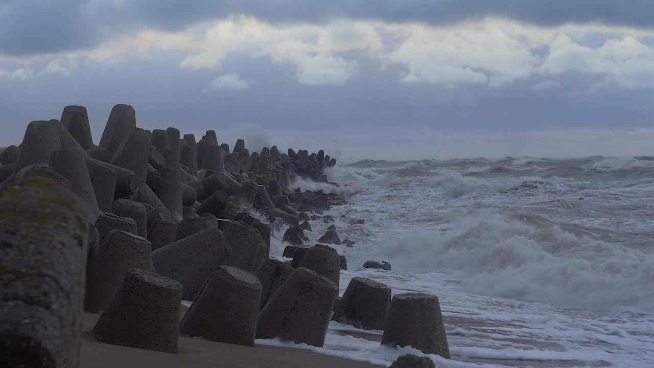 느린 동작으로 항구 부두를 강타하는 폭풍우 치는 파도
