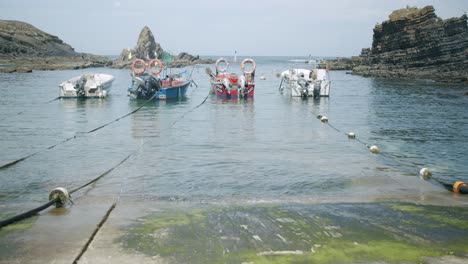 barcos de pesca flotan en un muelle de pesca en alentejo, portugal