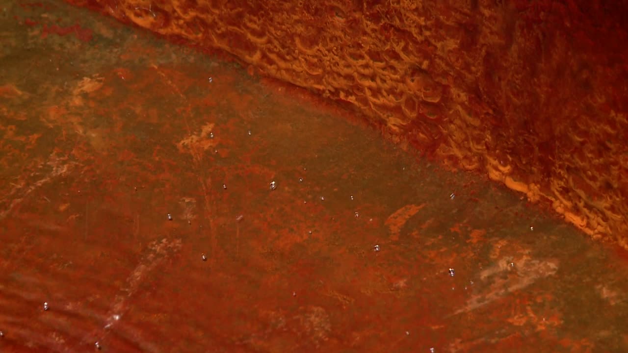 녹슨 배경 위에 반짝이는 물방울, 반복 가능한 스틸 샷