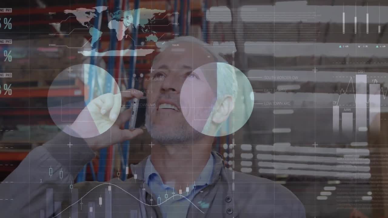 animación del procesamiento de datos sobre un hombre de negocios caucásico hablando por teléfono inteligente