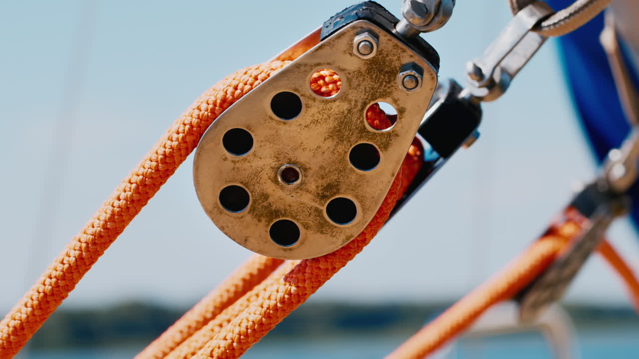 aparejo con cuerdas y bloques en el yate 5