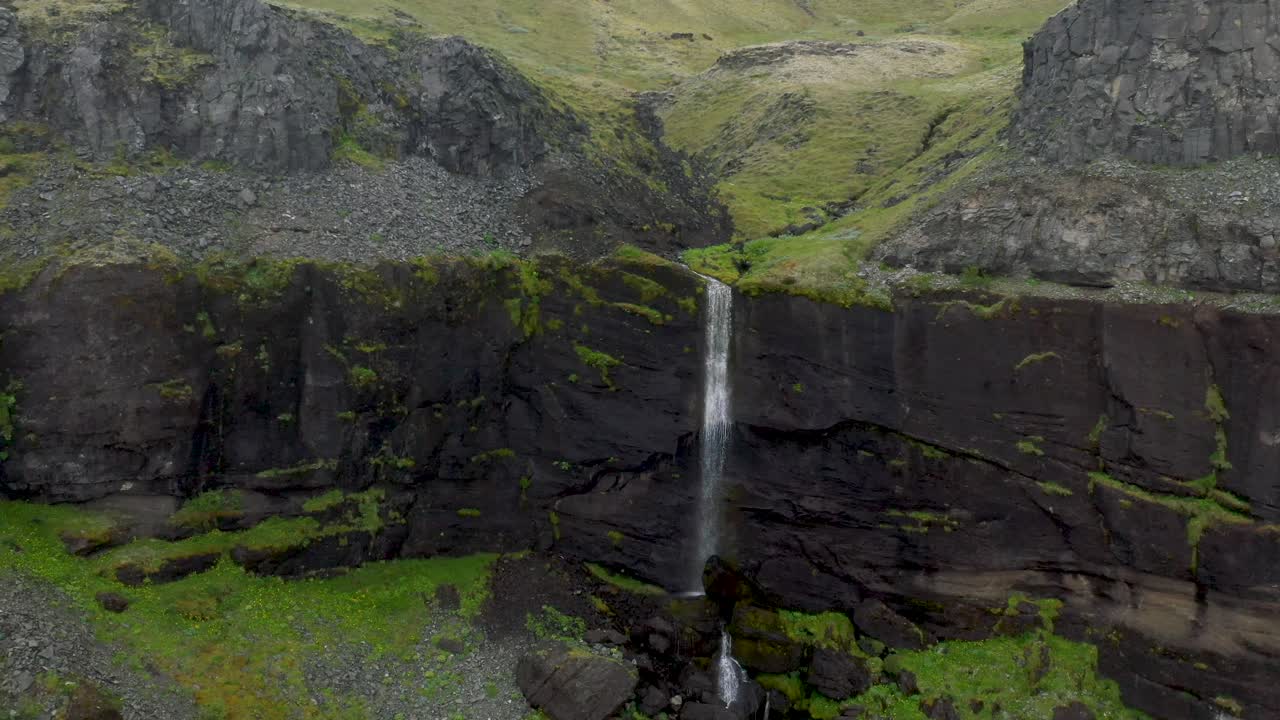 pequeña cascada en islandia con video de drones saliendo