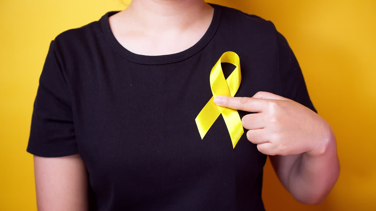 día de prevención del suicidio, sarcoma, hueso, vejiga y mes de concientización sobre el cáncer infantil, cinta amarilla para apoyar a las personas que viven y están enfermas
