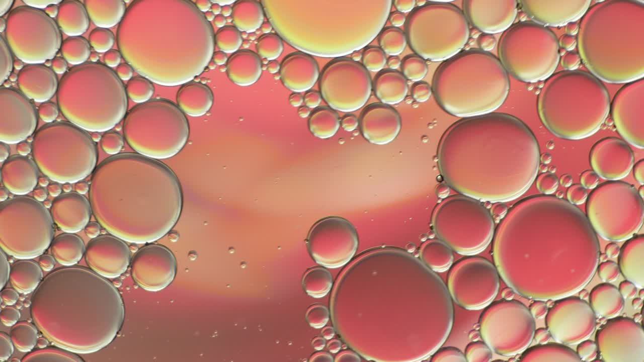 물 위에 떠다니는 기름방울의 다채로운 예술적.