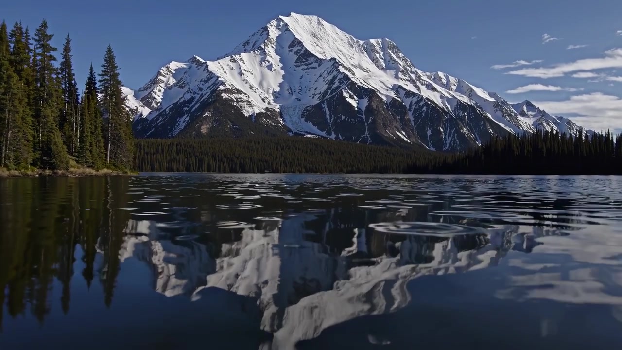 Montagna innevata riflessa nell'acqua calma del lago