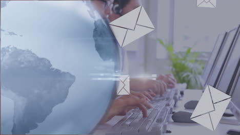 animación de iconos de globo y correo electrónico sobre personas de negocios que usan auriculares