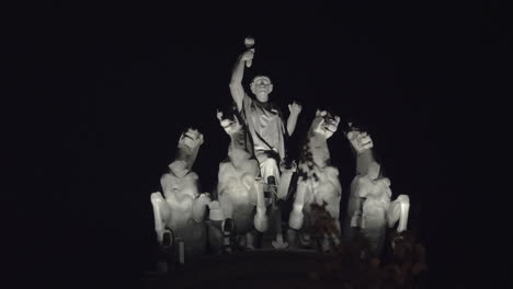 estatua con carro en el edificio de la ciudad en madrid vista nocturna