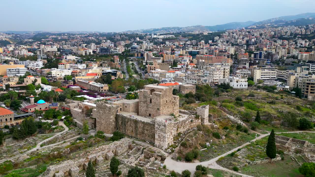 Ripresa con drone delle rovine storiche e antiche del Castello di Biblo in Libano
