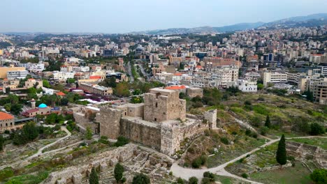 drones dispararon ruinas históricas y antiguas del castillo de byblos en el líbano