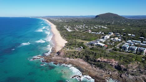 Panorama-Luftaufnahme-Von-Point-Arkwright-Und-Yaroomba-Beach-In-Der-Nähe-Von-Coolum-Beach-An-Der-Sunshine-Coast,-Queensland,-Australien