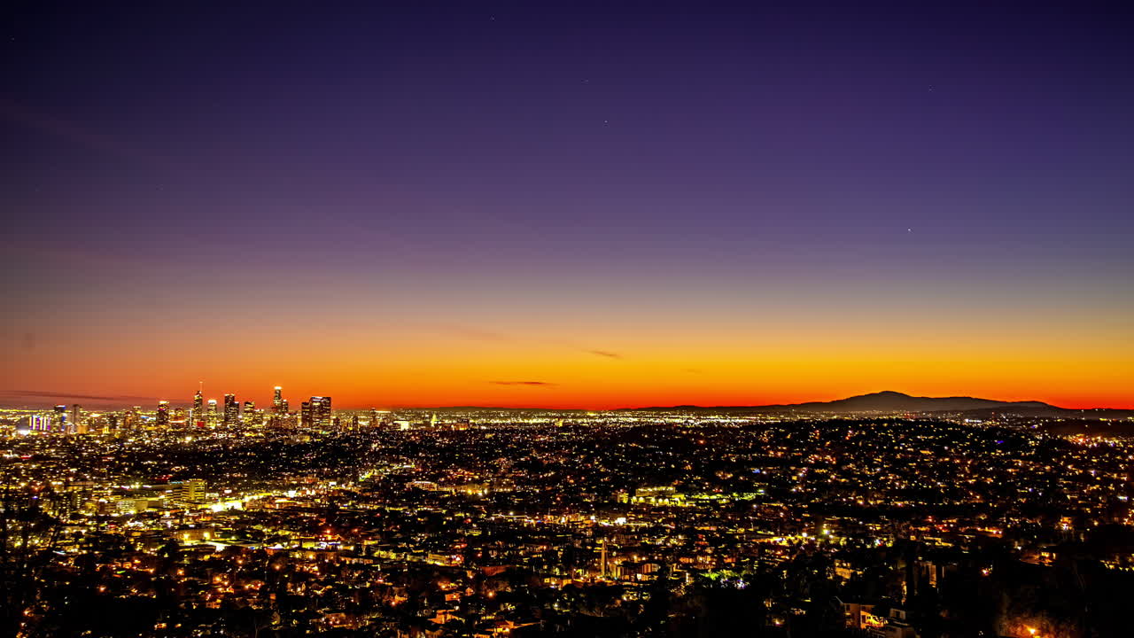 로스앤젤레스 시내 스카이 라인 뒤의 일몰의 시간: 낮에서 밤까지 케네스 하인 전망대에서 서쪽 다운타운을 바라보는 시간