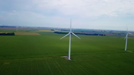 Vista-Aérea-De-Tierras-Agrícolas-De-Lafayette-Con-Palas-De-Turbinas-Eólicas-Girando-A-Través-De-La-Campiña-De-Indiana