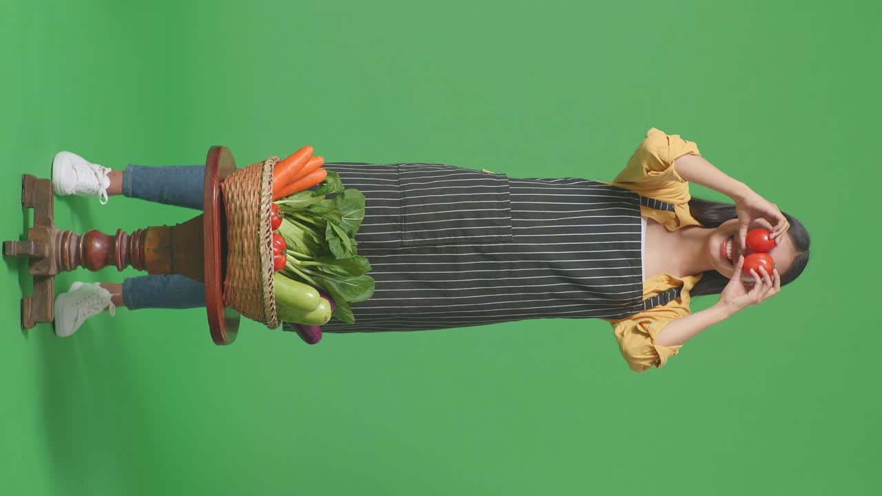 mujer agricultora con productos frescos