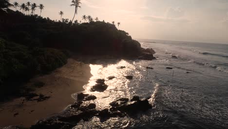 vista aérea. ascenso de drones imágenes aéreas de las olas del océano y el gorro de weligama en el paisaje del amanecer